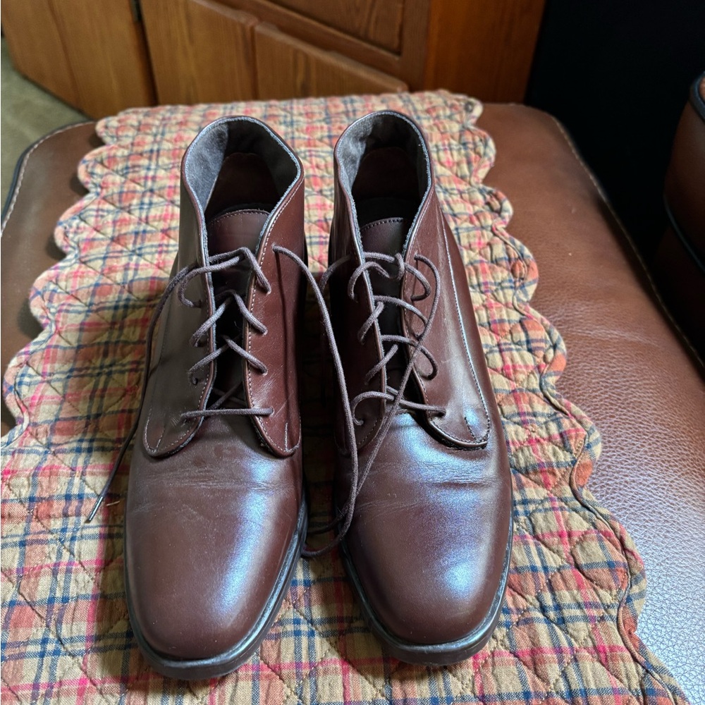 Munro Brown Ankle Boots with Classic Lace-Up Design